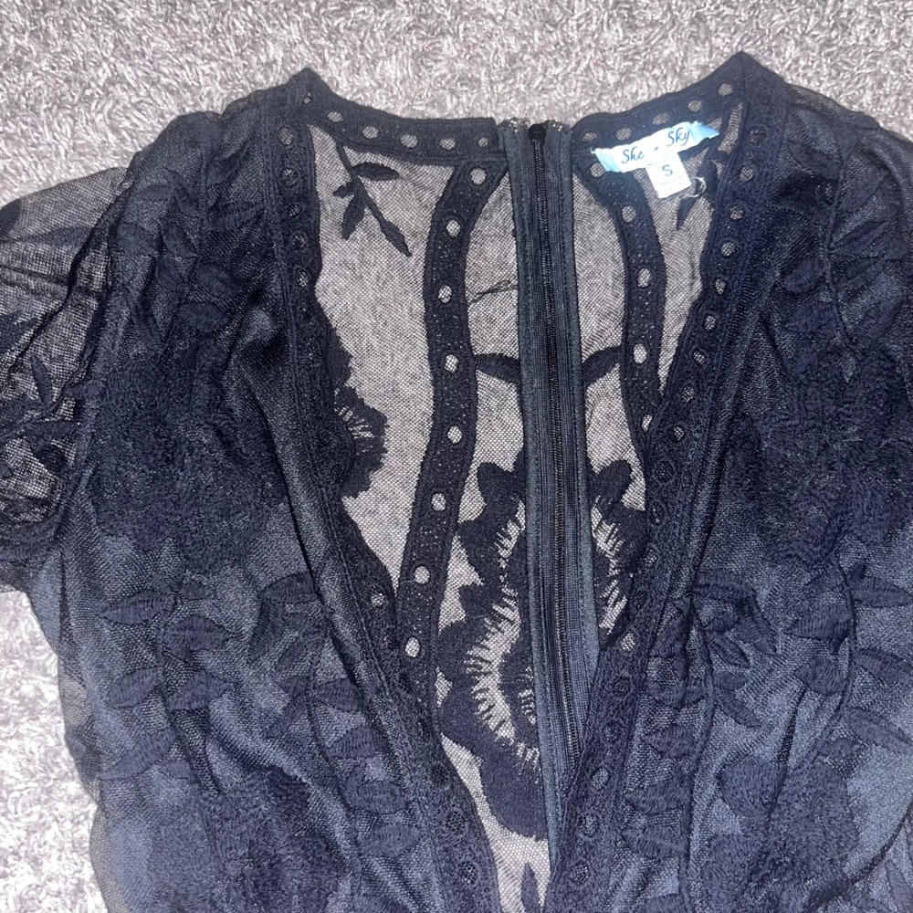 She + Sky Black Floral Lace Romper V-Neck Short Sleeve‎ Scalloped Hem Small - Picture 2 of 3